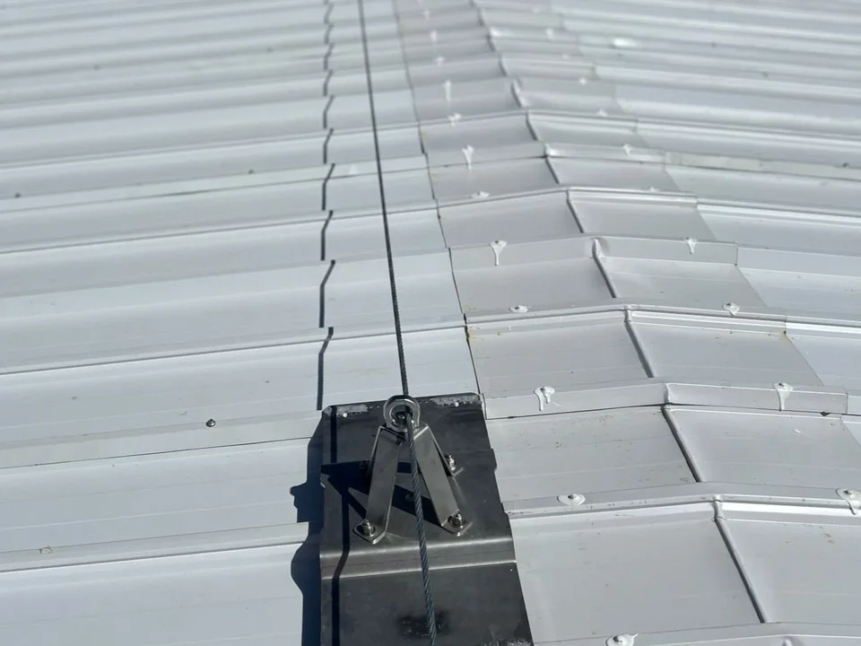 Linha de vida instalada em cobertura metálica